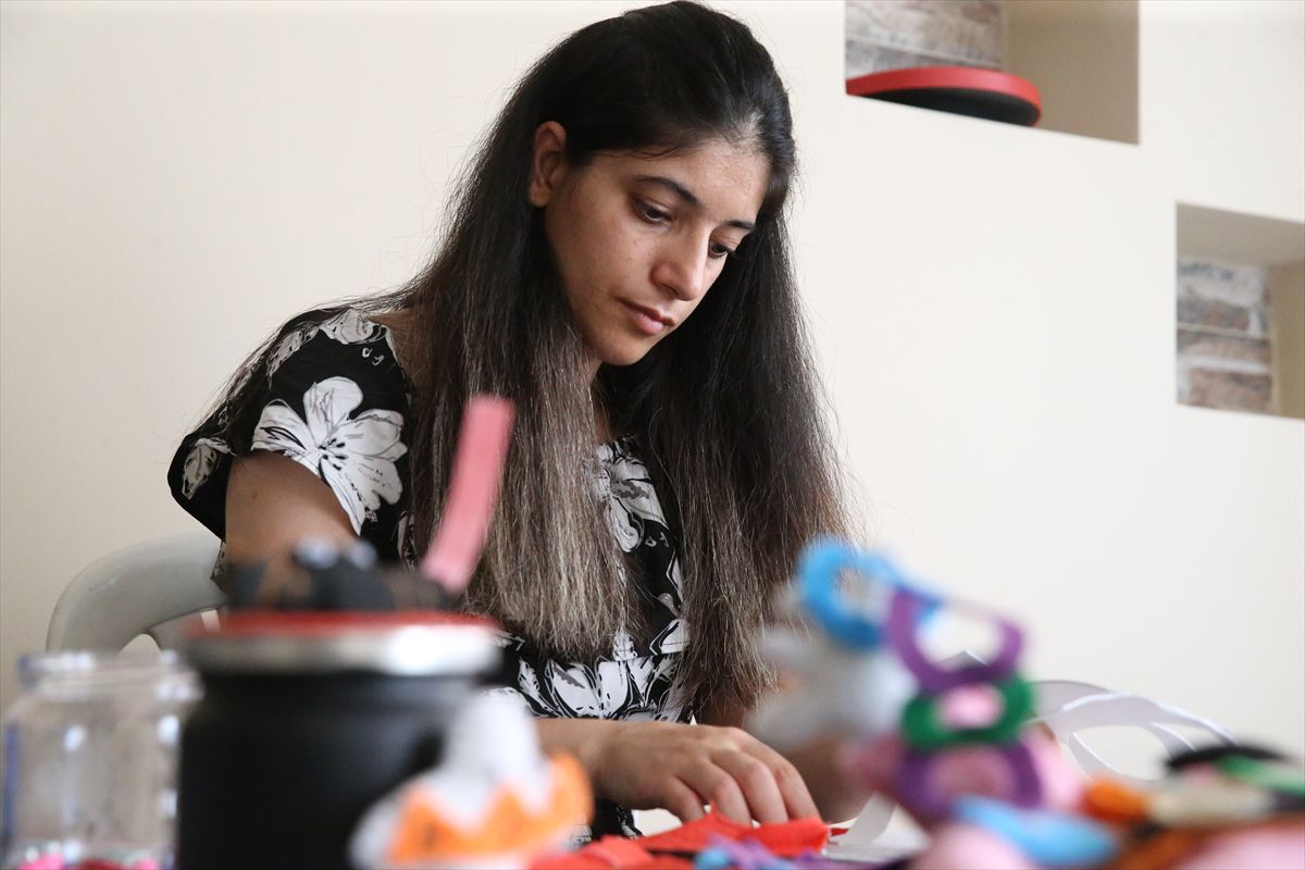 Atık Malzemeleri Oyuncak Yapıp Çocukları Sevindiriyor