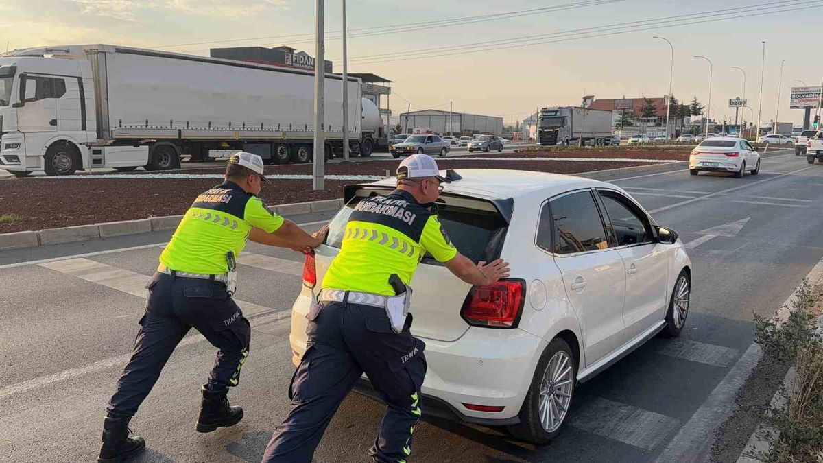 Bolvadin'de Arızalı Otomobile Jandarma Yardımı