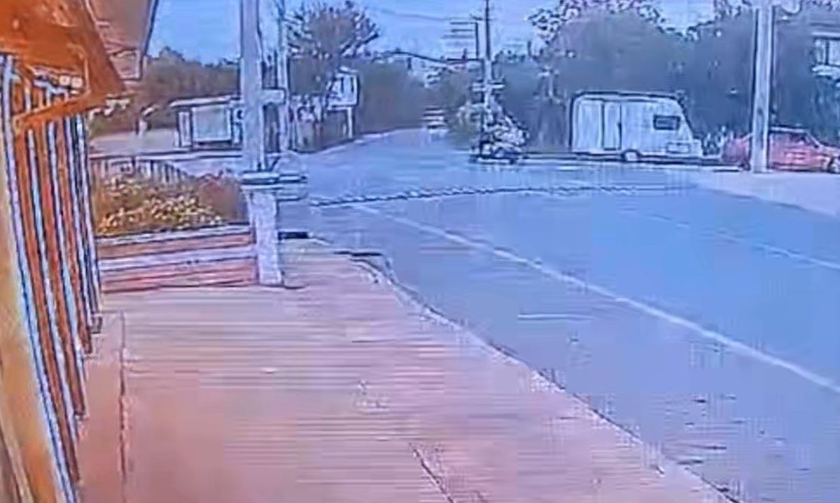 Akyazı'da Elektrikli Bisiklet Kazası: Sürücü Ağır Yaralandı