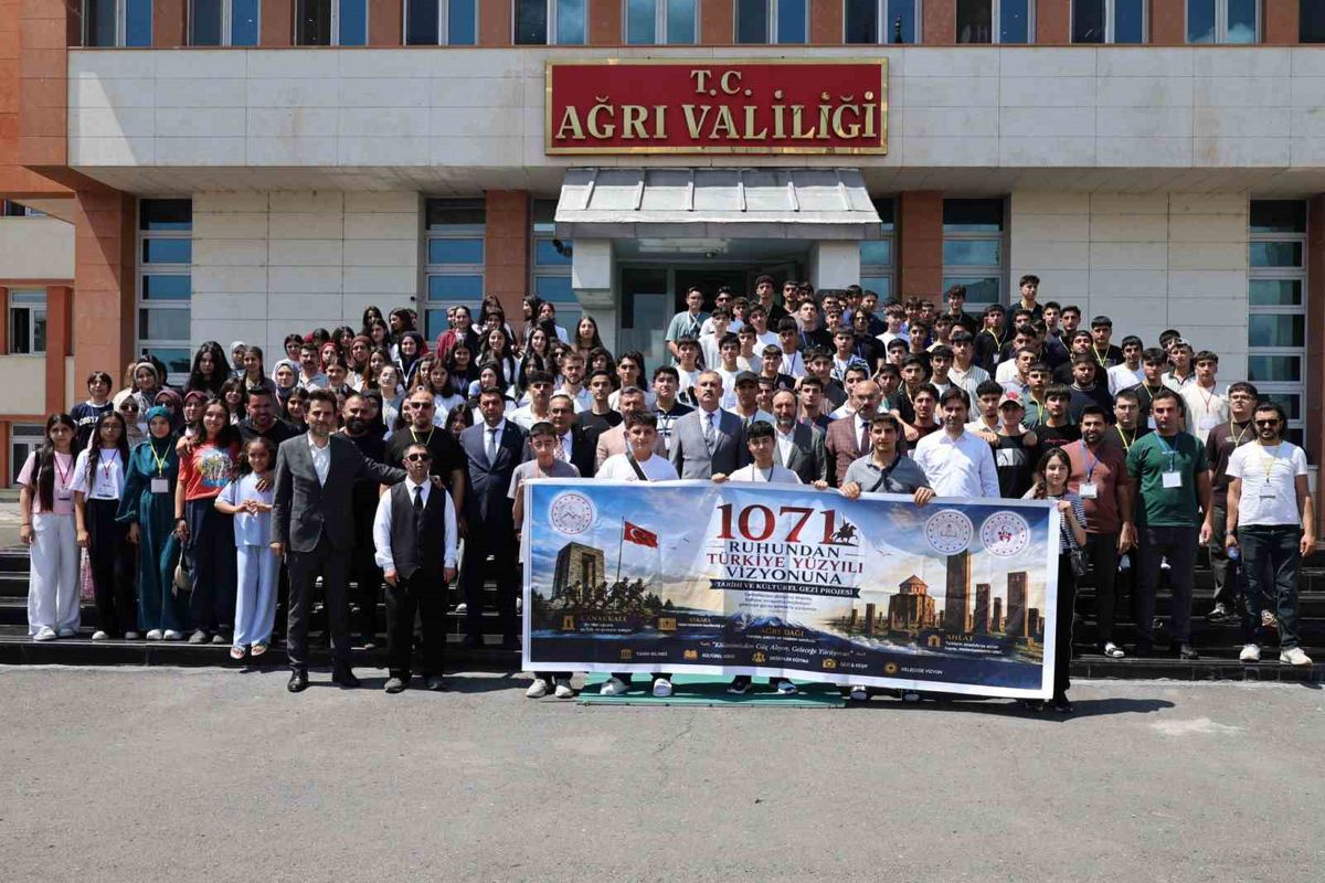 Ağrı'dan 200 Öğrenci Çanakkale ve Ankara'ya Tarih ve Kültür Gezisine Uğurlandı