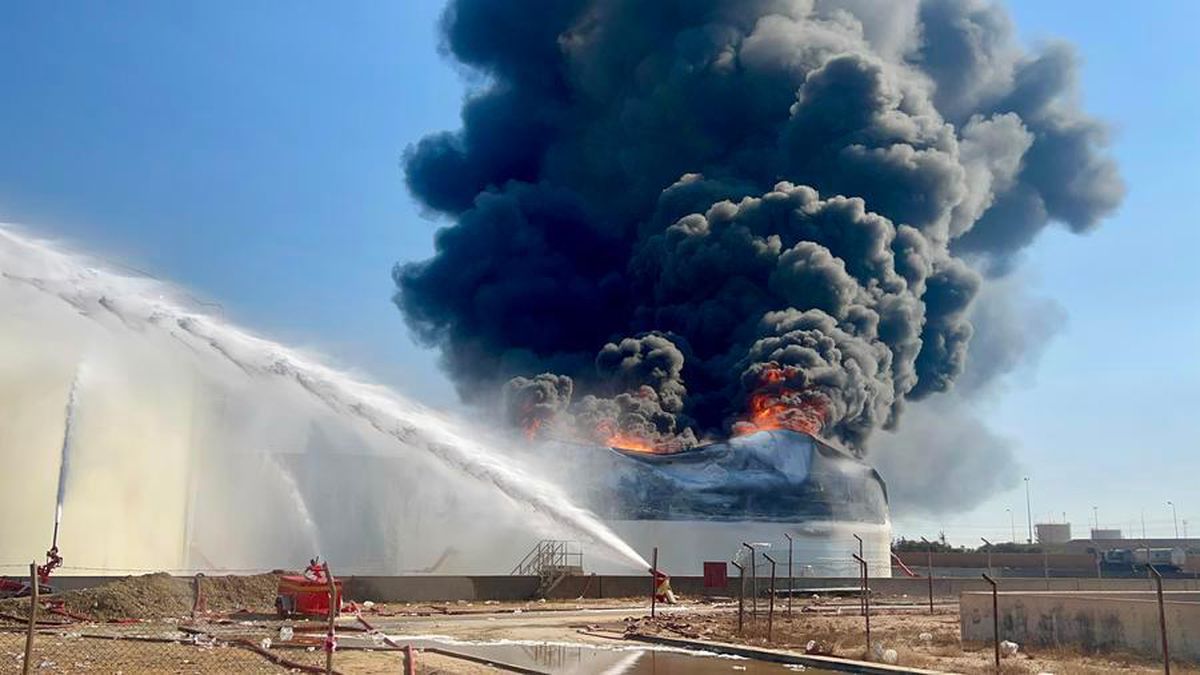 Libya'daki Zaviye Rafinerisi'ne Saldırı: Yakıt Tankı Yangında Çöktü