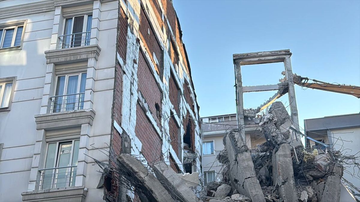 Yıkım sırasında beton parçaları iki binaya hasar verdi
