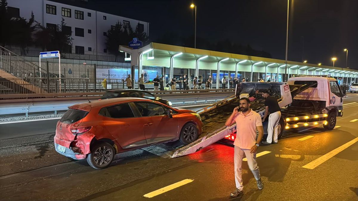 Bakırköy’de üç araçlı kaza: 3 yaralı