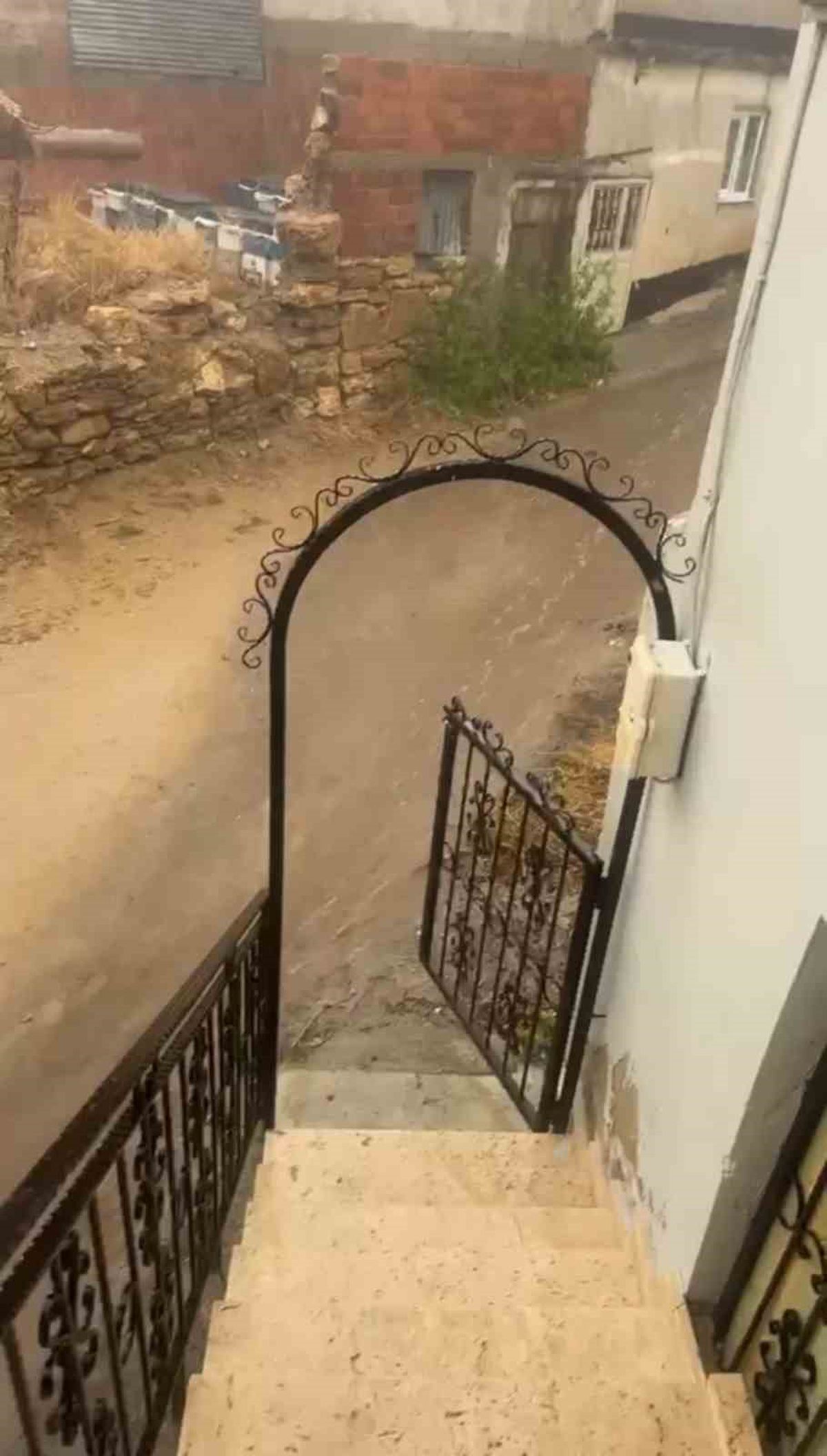 Bayburt'ta Ani Sağanak Yolları Göle Çevirdi
