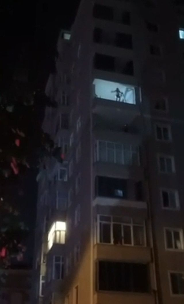 beylikduzu nde balkon duvarina cikip dans ede 2 20138847 o