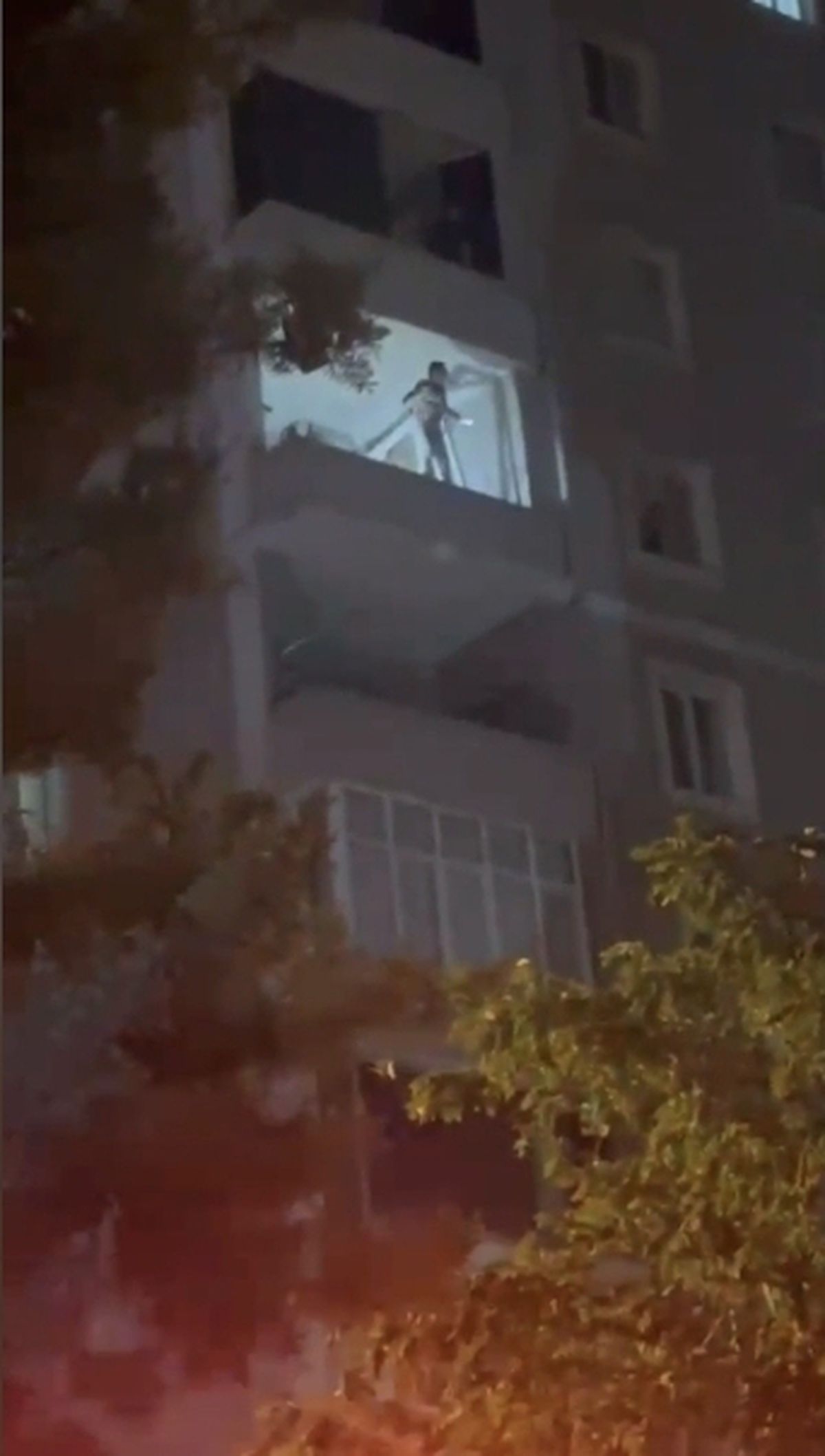 Balkon duvarında dans eden kadın korkuttu