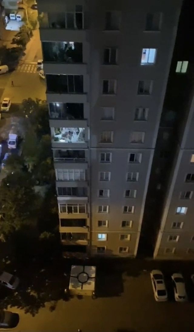 beylikduzu nde balkon duvarina cikip dans ede 3 20138847 o