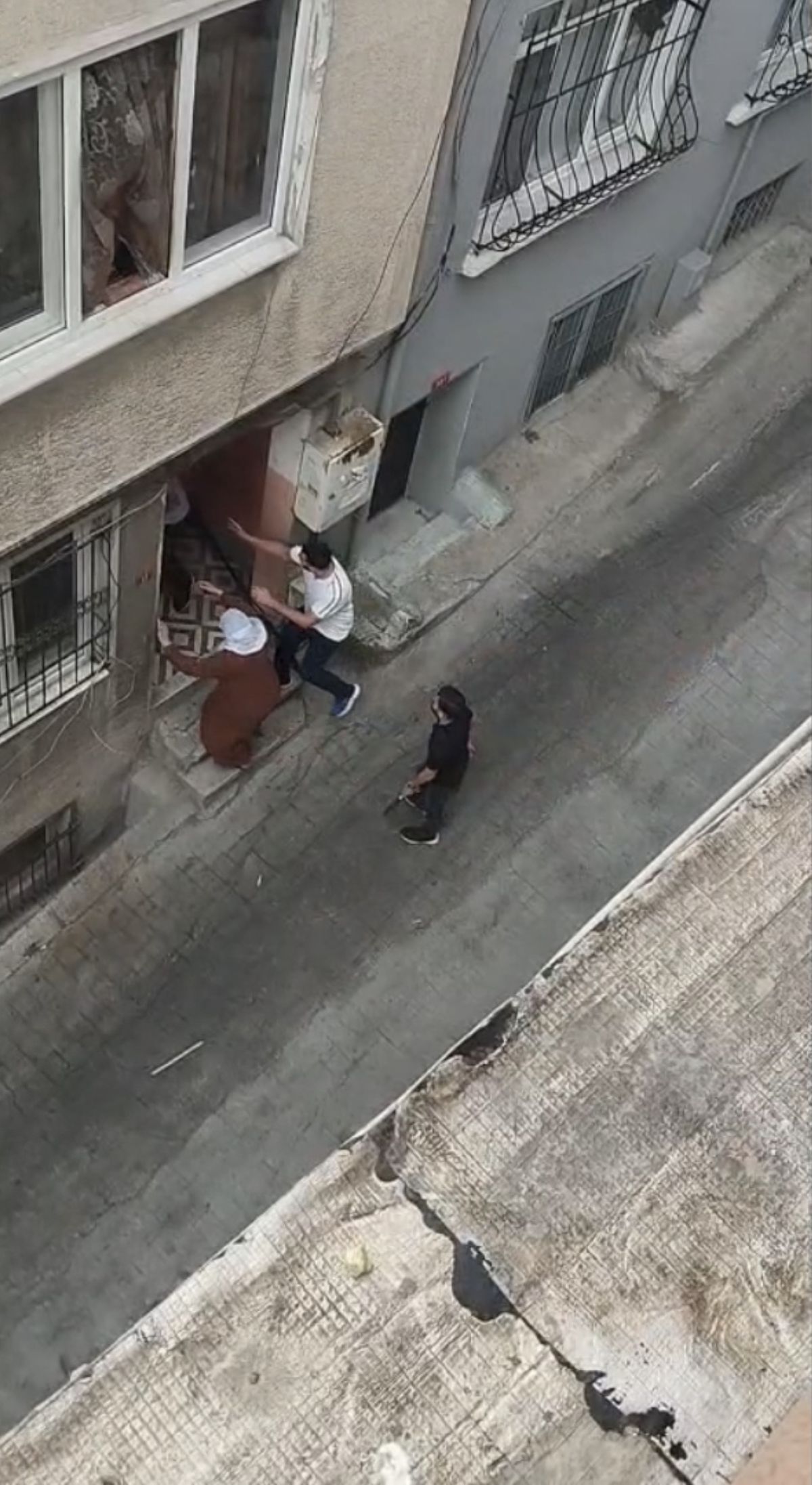 Beyoğlu'nda Berber Ücreti Tartışması Kanlı Bitti: 13 Kişi Ev Bastı
