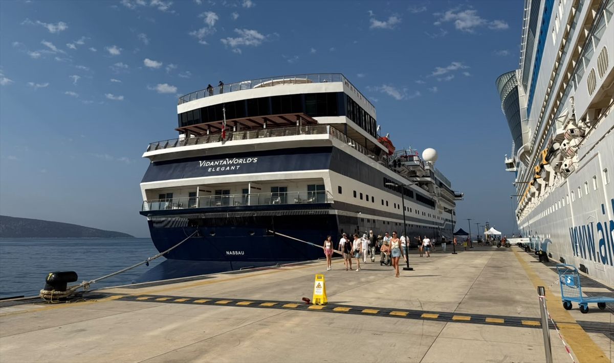 Bodrum'a 2 Kruvaziyerle 2 Bin 746 Yolcu Geldi