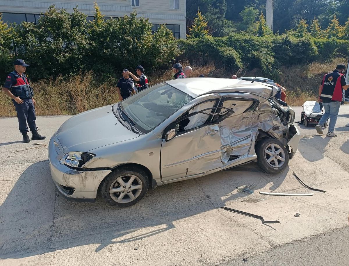 Mudurnu'da Kamyon-Otomobil Çarpıştı: 3 Yaralı