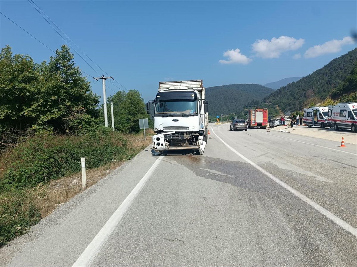 Mudurnu'da Kamyon-Otomobil Çarpıştı: 3 Yaralı