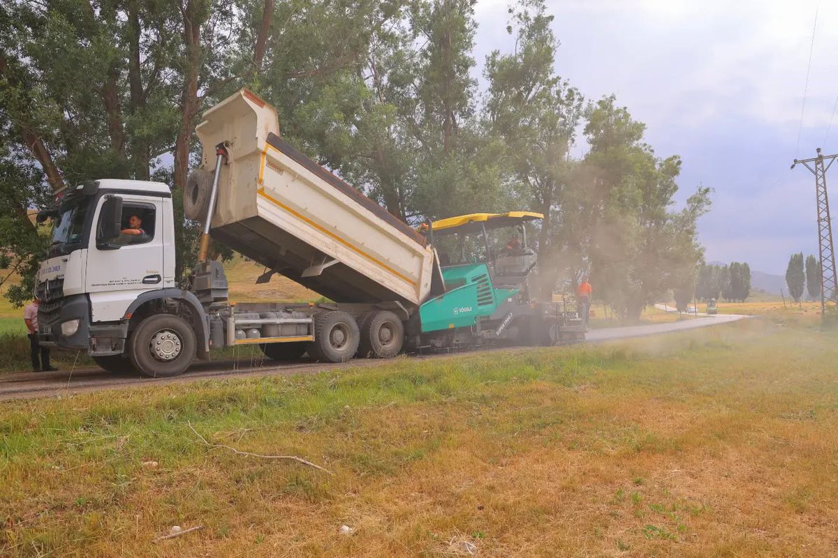 Bayburt'ta Çımağıl Grup Yolunda Modern Asfalt Çalışmaları Sürüyor