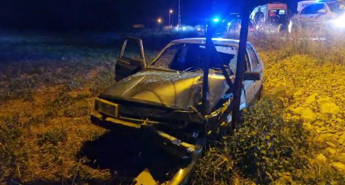 Alkollü sürücü direksiyon hakimiyetini kaybetti: Elektrik direğine çarpıp tarlaya savruldu