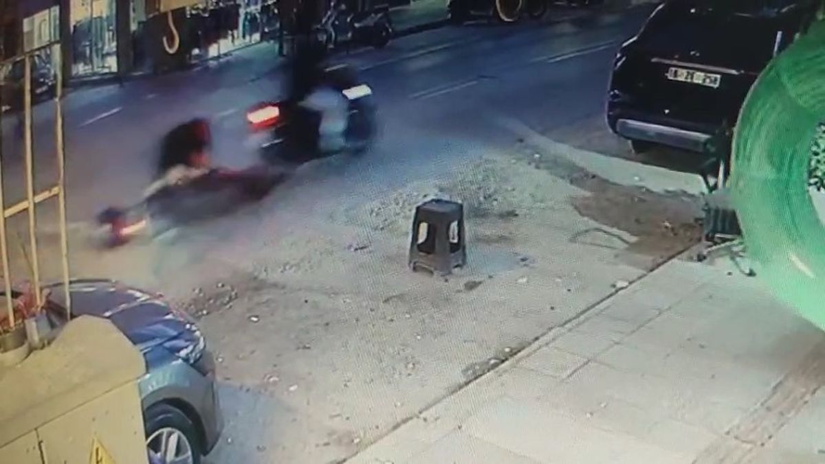 Motosikletli Çukura Düştü: O Anlar Kamerada