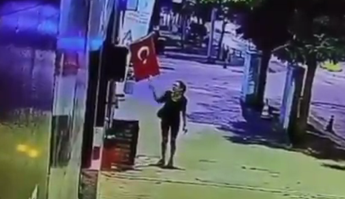 Destici'den Bayrak Saldırısına Lanet