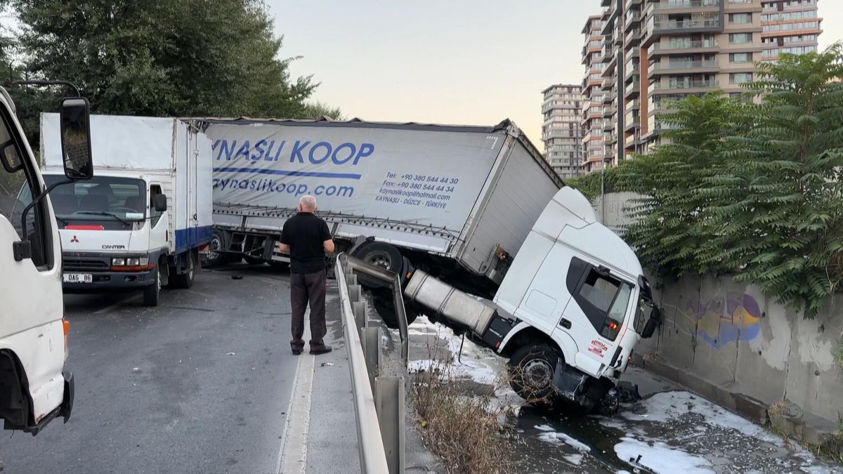 Esenler'de Kumaş Yüklü TIR Dere Yatağına Düştü