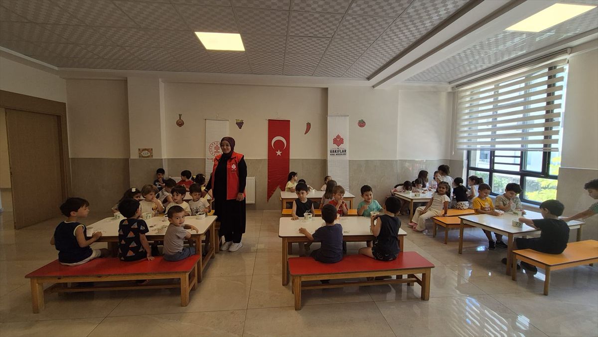 750 Çocuğa Vakıf Hayrıyla Meyve İkramı