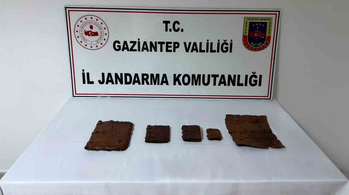 Gaziantep'te Tarihi Eser Operasyonu: 5 İbranice Yazılı Kitap Ele Geçirildi