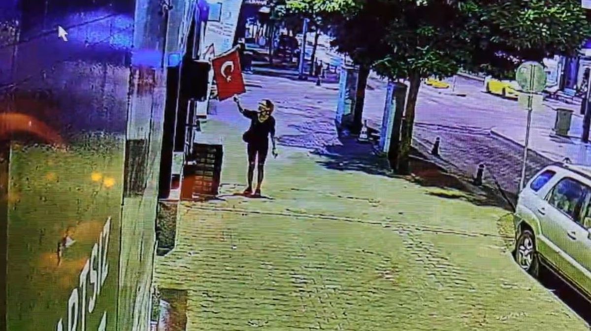 Türk bayrağını yakma girişimi kamerada