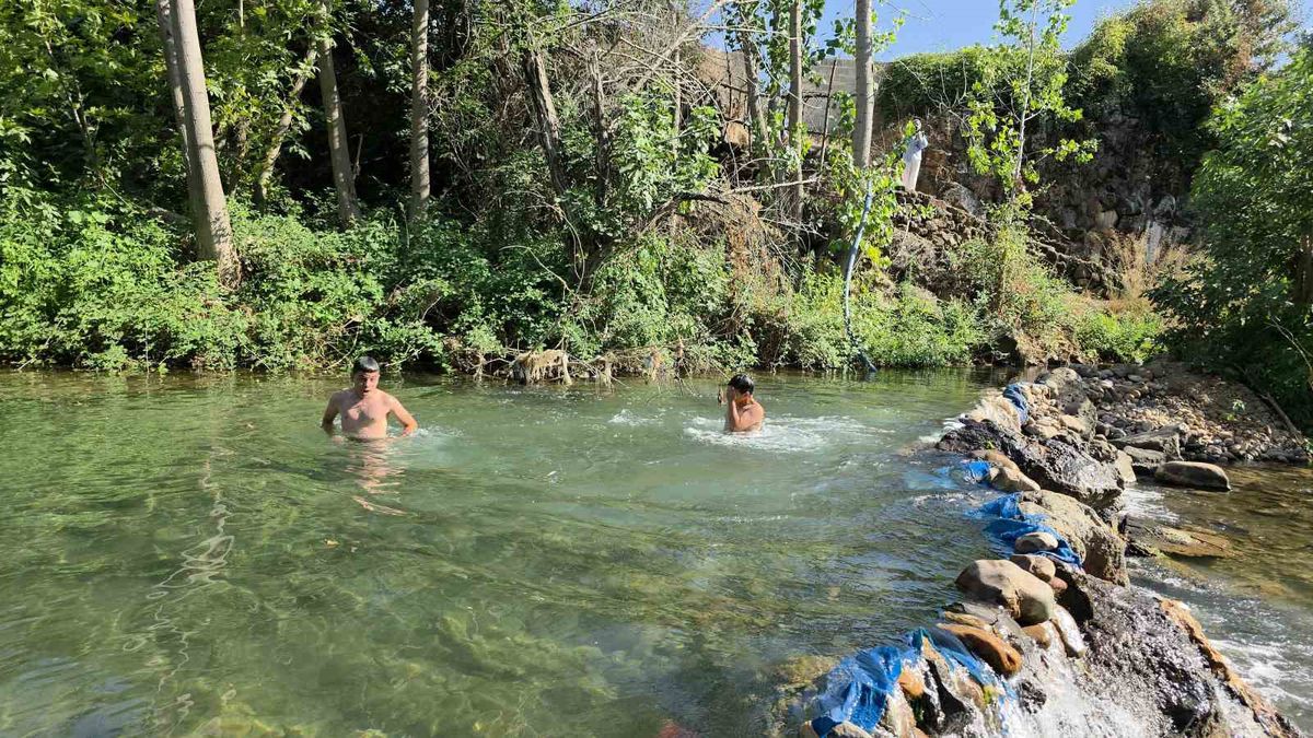Hatay'da 40 Derece Sıcakta Çocuklar Derede Serinliyor