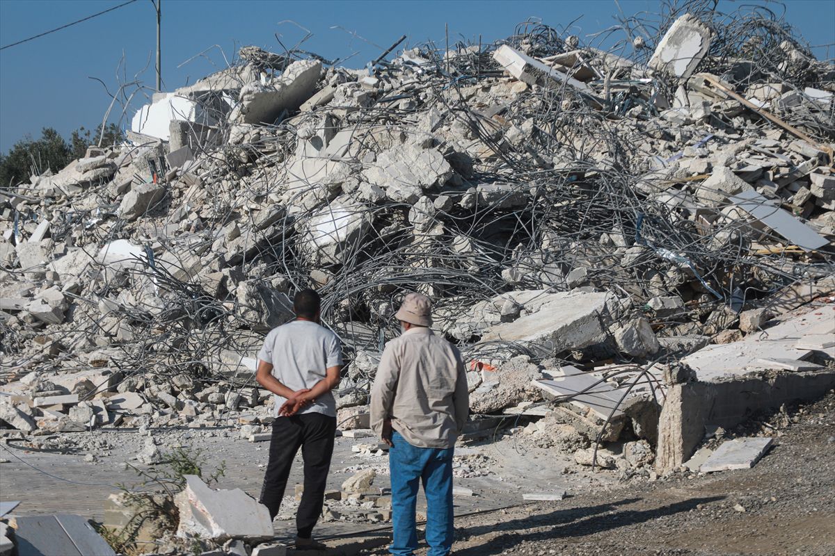 İsrail Batı Şeria'da Filistinli ailelerin evini yıktı