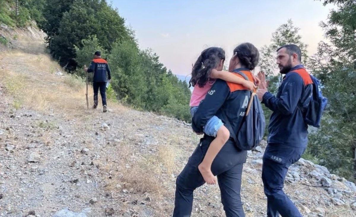Kahramanmaraş'ta Araçta Mahsur Kalan Baba ve Kızı Kurtarıldı