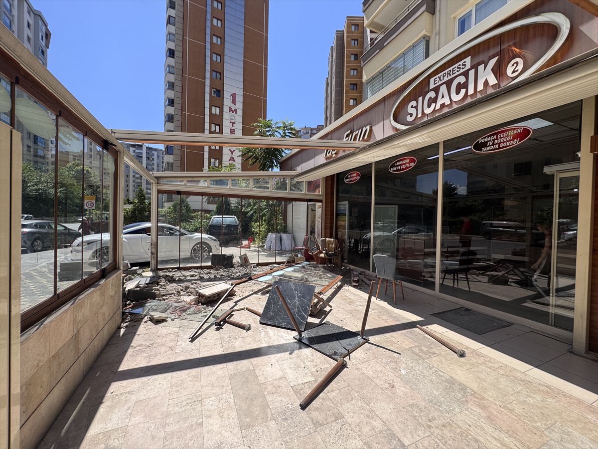 Kayseri'de Kaza: Araba Fırına Daldı, Bebek Yaralandı
