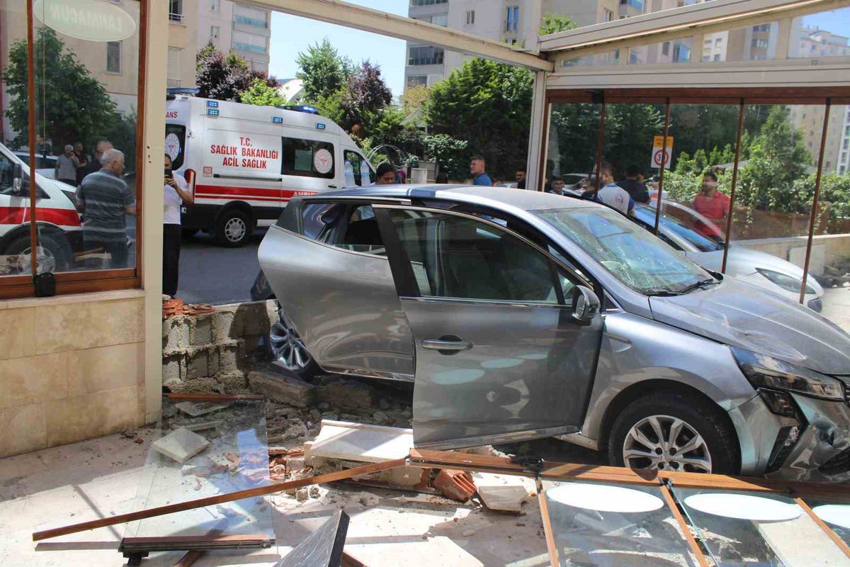 Otomobil Pide Fırınına Girdi: 1 Yaralı