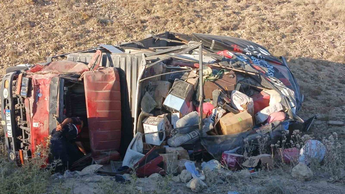 Sivas'ta Nakliye Kamyonu Devrildi: 2 Yaralı