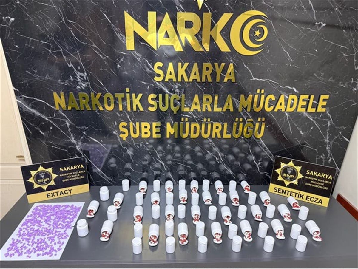 Otoyolda 3 Bin 147 Sentetik Ecza Ele Geçirildi: 2 Tutuklama
