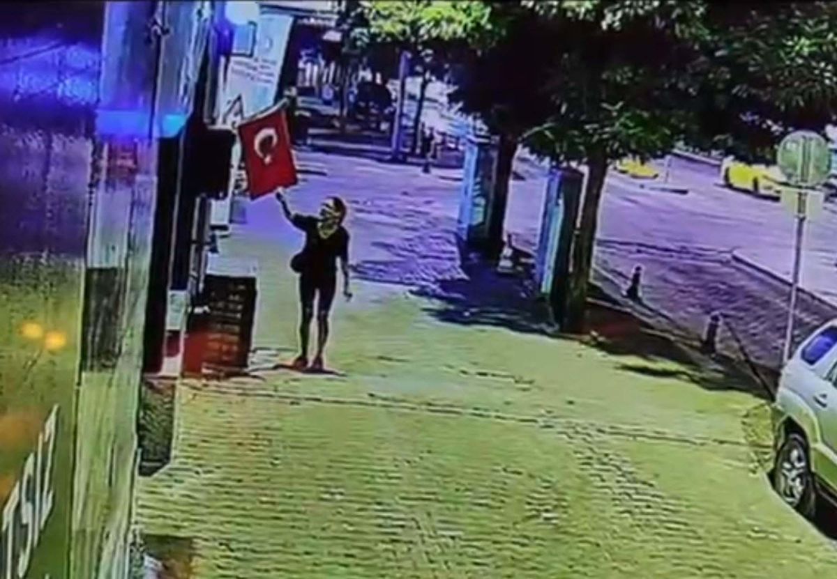 Türk Bayrağını Yakan Kadın Gözaltına Alındı