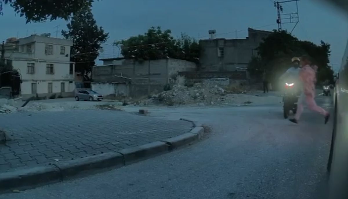 Motosiklet Çarptığı Kadın Çantasını Alıp Kaçtı
