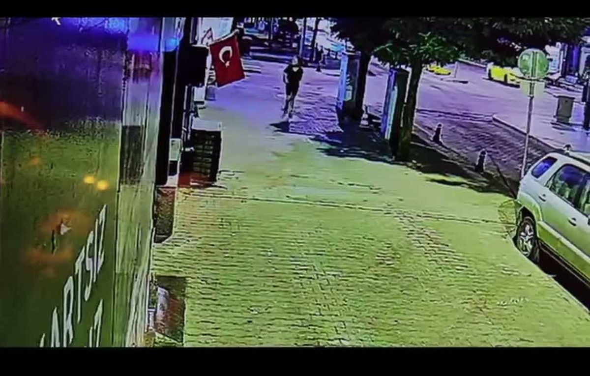 Muğla'da Türk Bayrağını Yakan Kadın Aranıyor