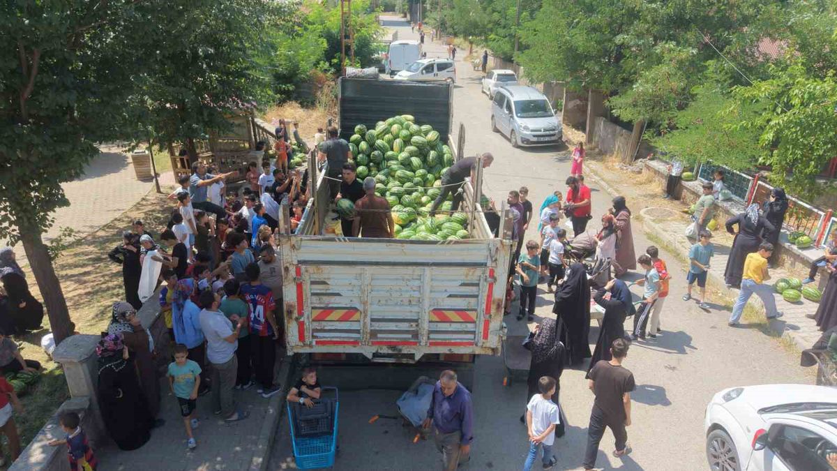 Muş'ta 8 Mahalleye Ücretsiz Karpuz Dağıtıldı
