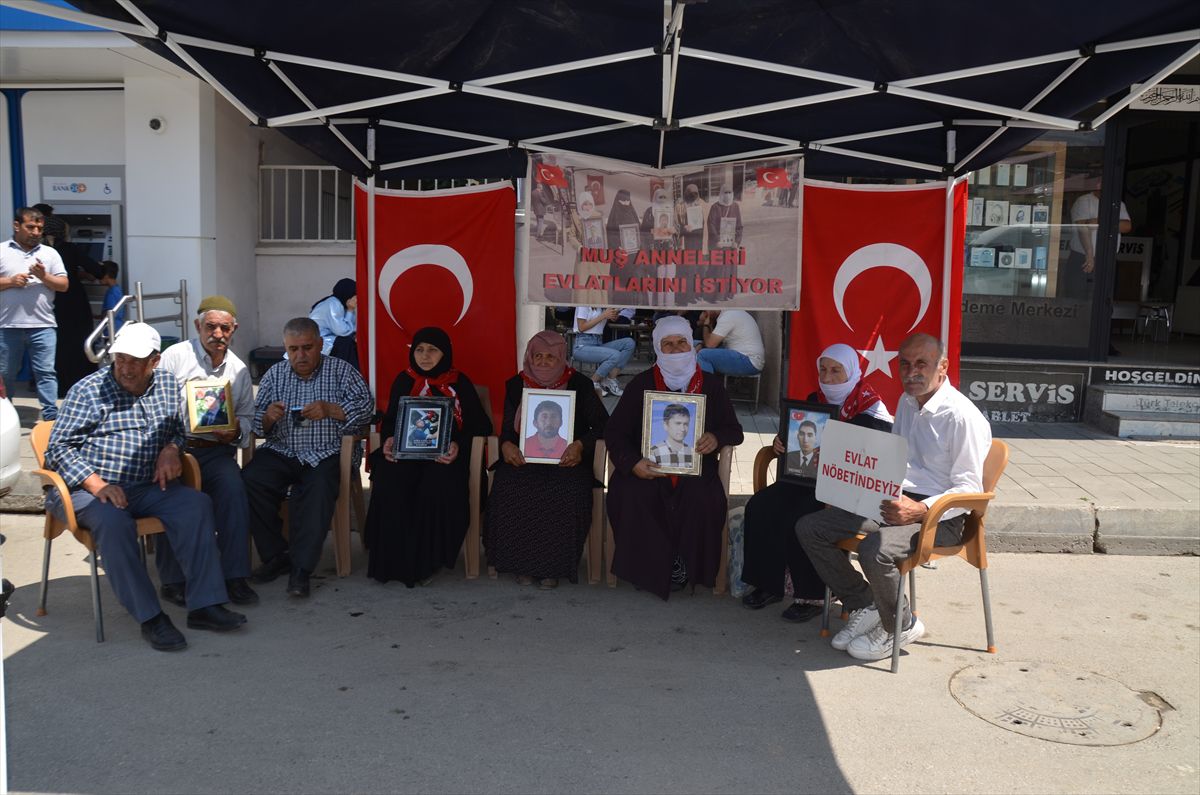 Muş’ta Ailelerden Çocukları İçin DEM Parti Önünde Eylem