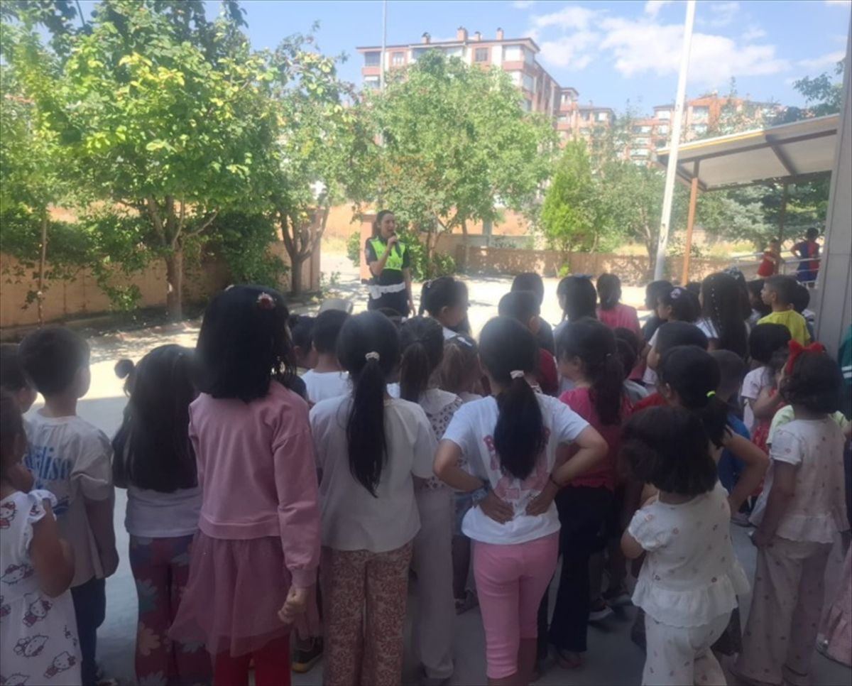 Niğde'de Yaz Kur'an Kursu Öğrencilerine Trafik Eğitimi