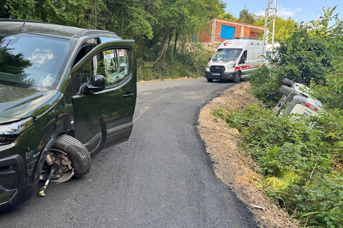 Ünye'de fındık işçilerini taşıyan minibüs devrildi: 8 yaralı
