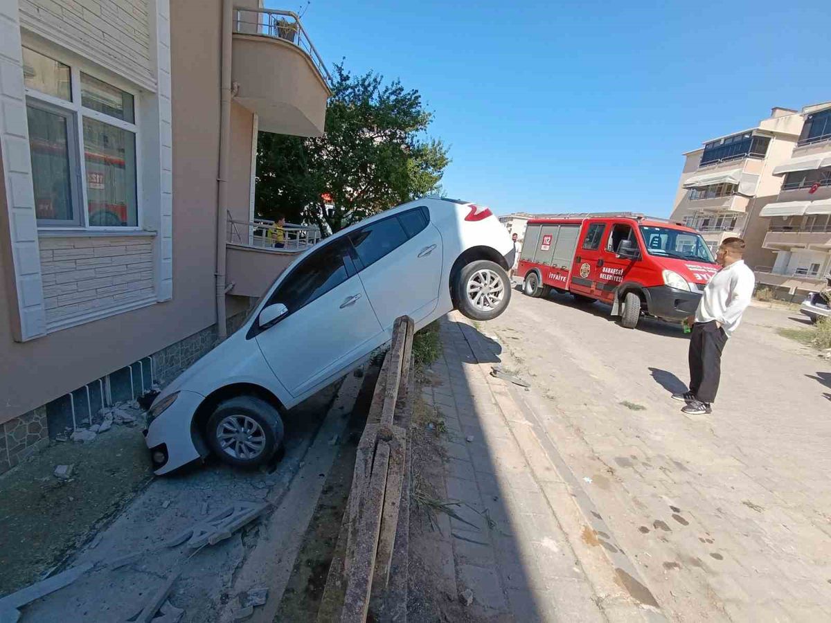 Kırklareli'nde Otomobil Bahçe Duvarına Çıktı: Asılı Kaldı