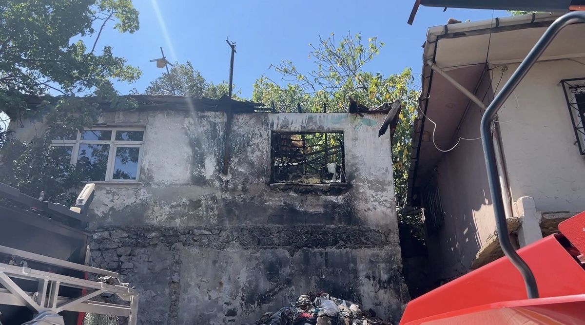 Pendik'te Metruk Evde Yangın: Bitişik Bina Hasar Gördü