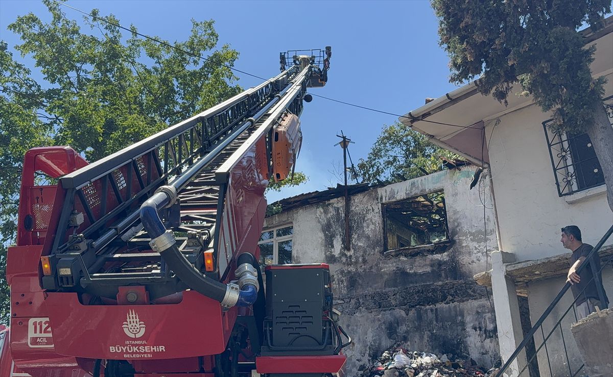 Pendik'te metruk ev yangını komşu binaya sıçradı