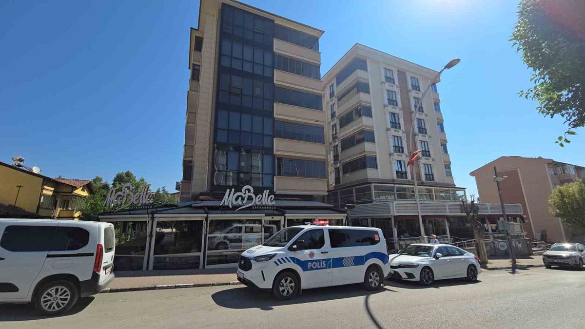 Safranbolu'da Balkondan Düşen Genç Kız Ağır Yaralandı