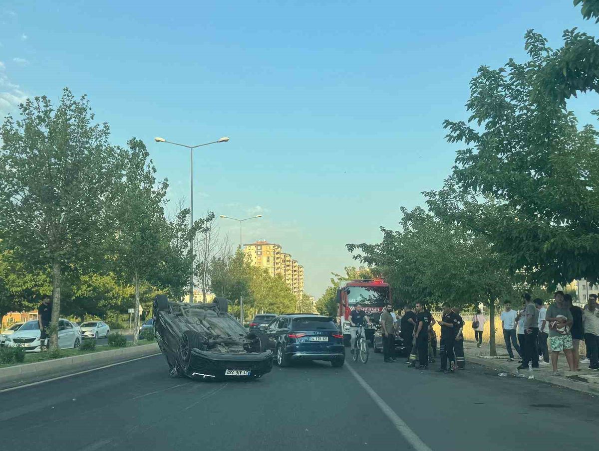 Diyarbakır'da Takla Atan Otomobilde 2 Yaralı