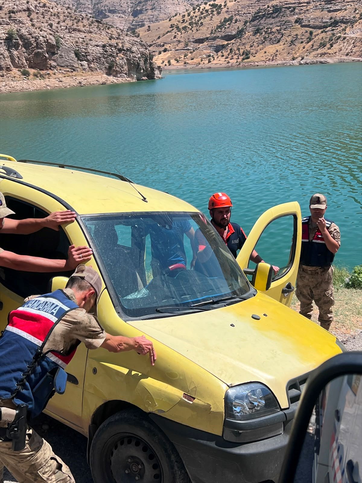 Siirt'te Askıda Kalan Araç Kurtarıldı