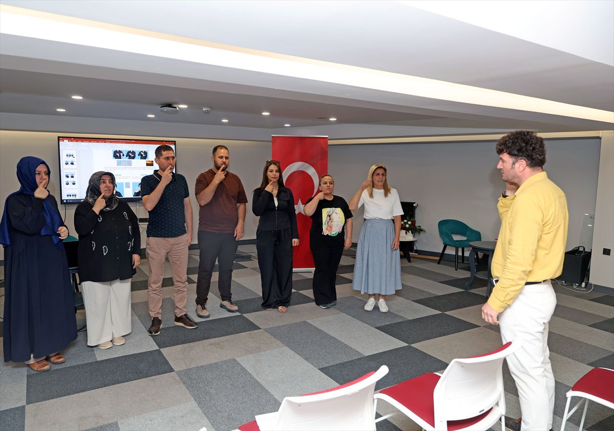 Kayseri'de Belediye Personeline İşaret Dili Eğitimi