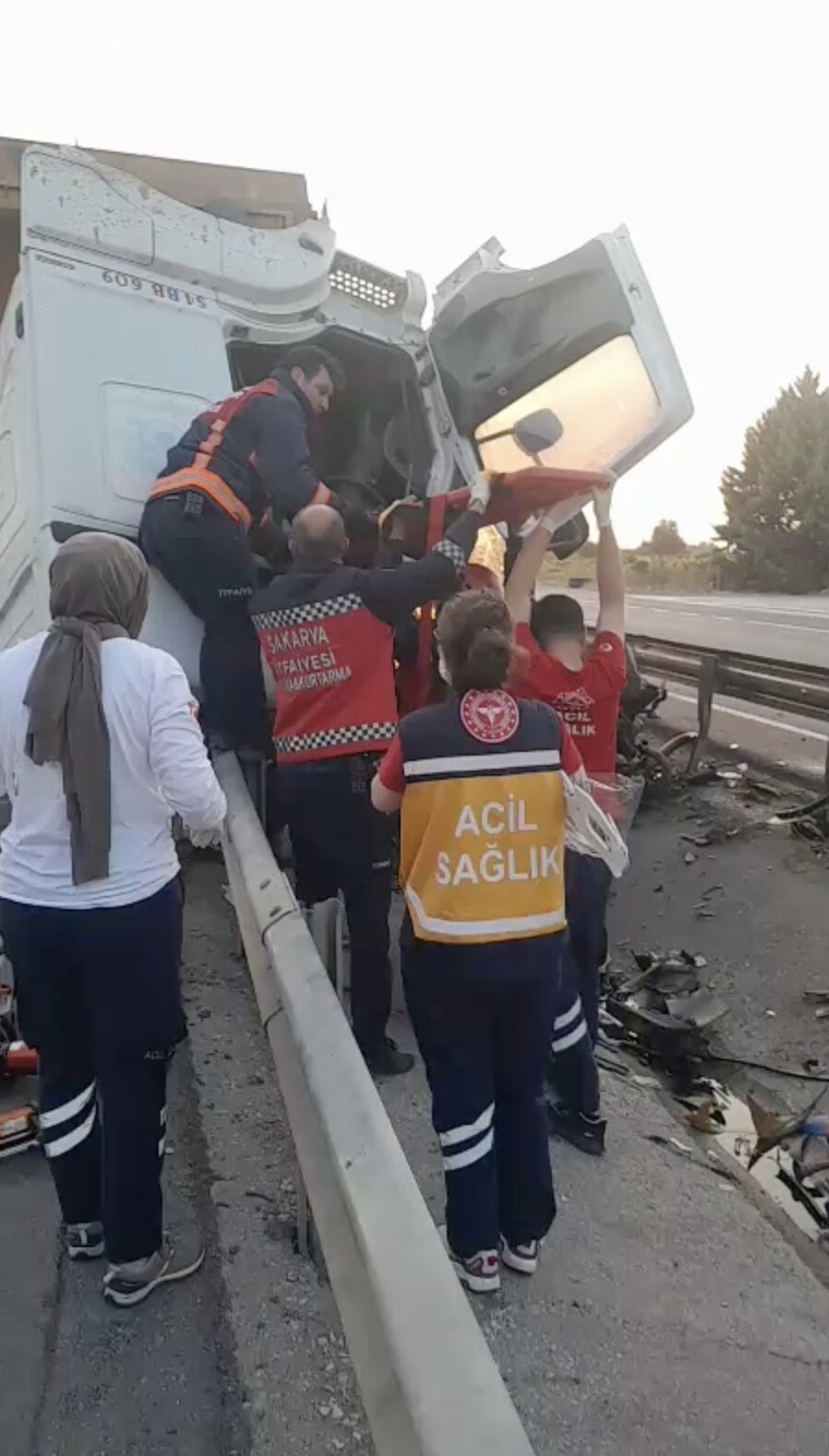 Pamukova'da Tır Kazası: 1 Ölü, 1 Yaralı