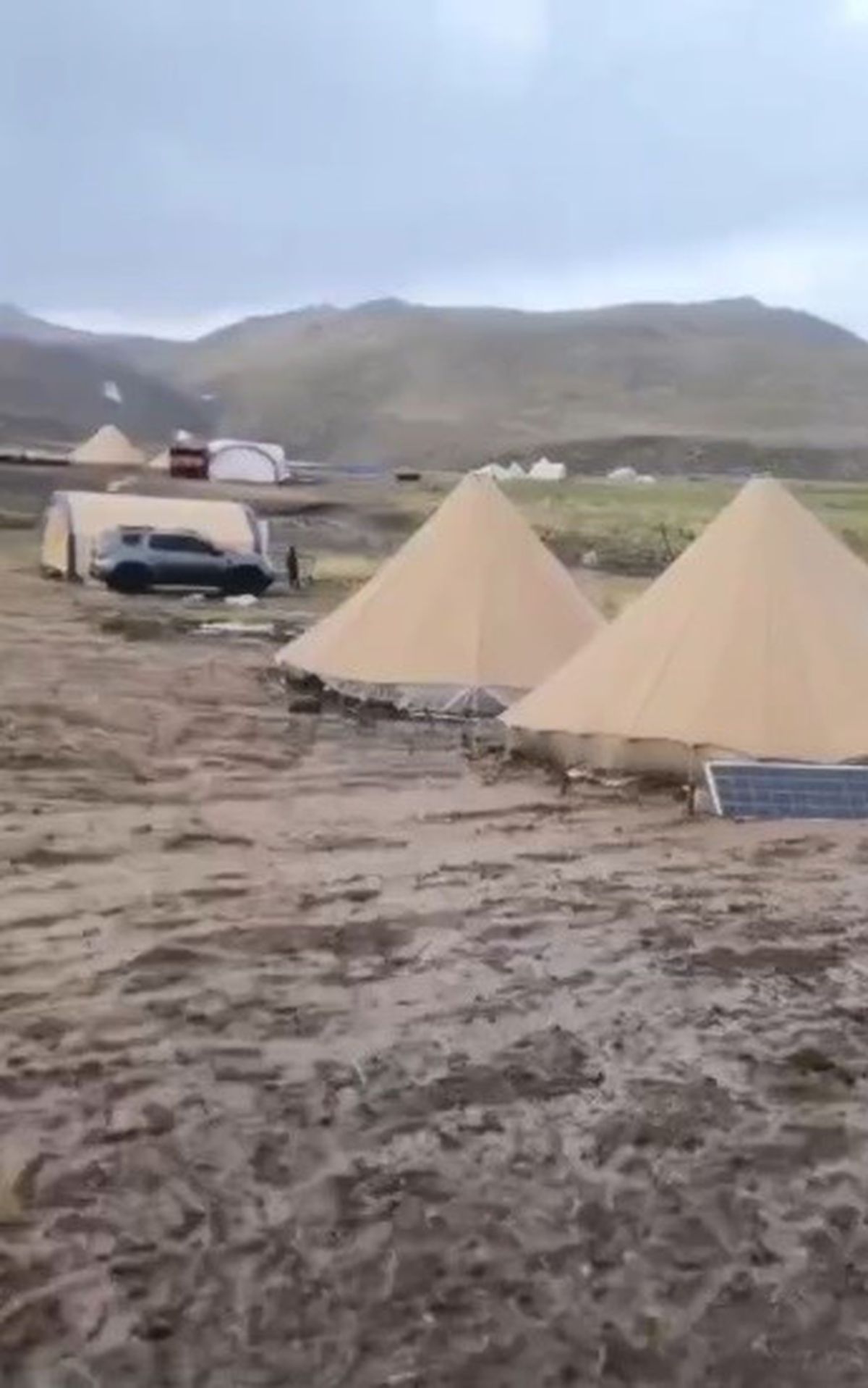 Pülümür'de Yaylada Sel: Çadırları Su Bastı