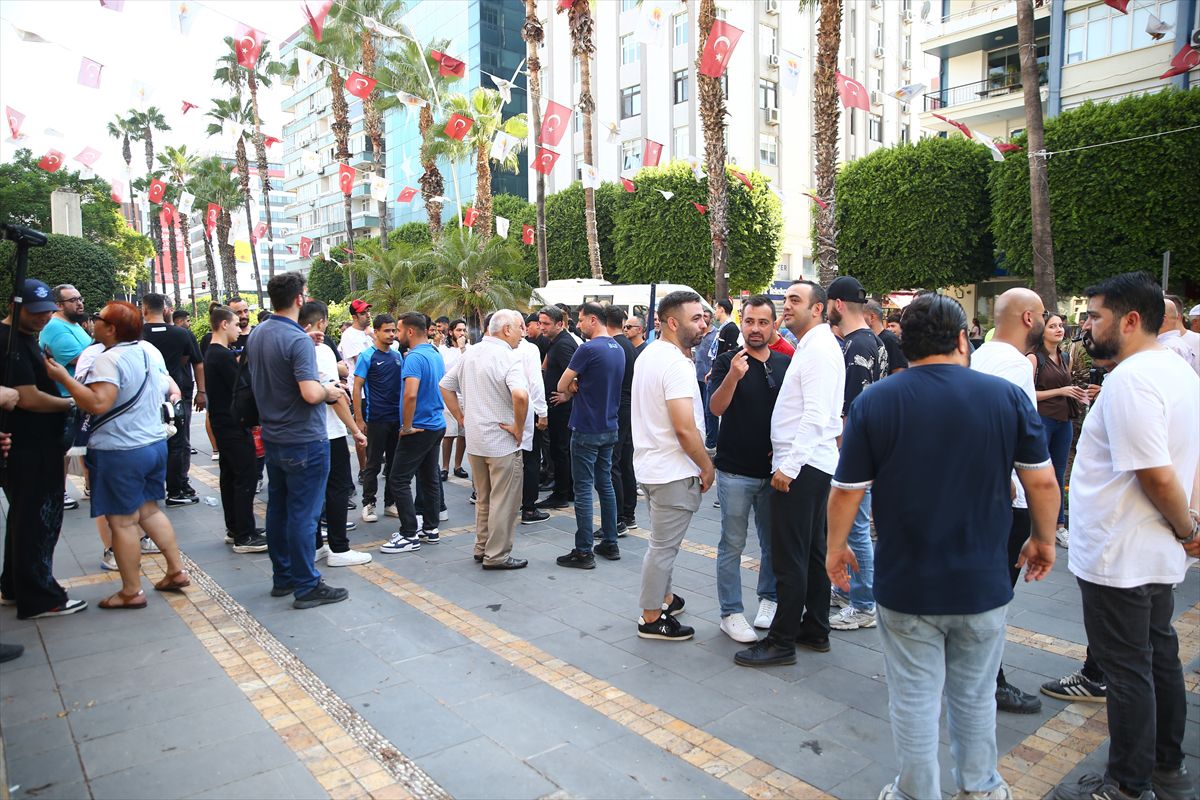 Zeybek’ten Büyükşehir’e tepki: ’10 personeli çok görüyorlar’
