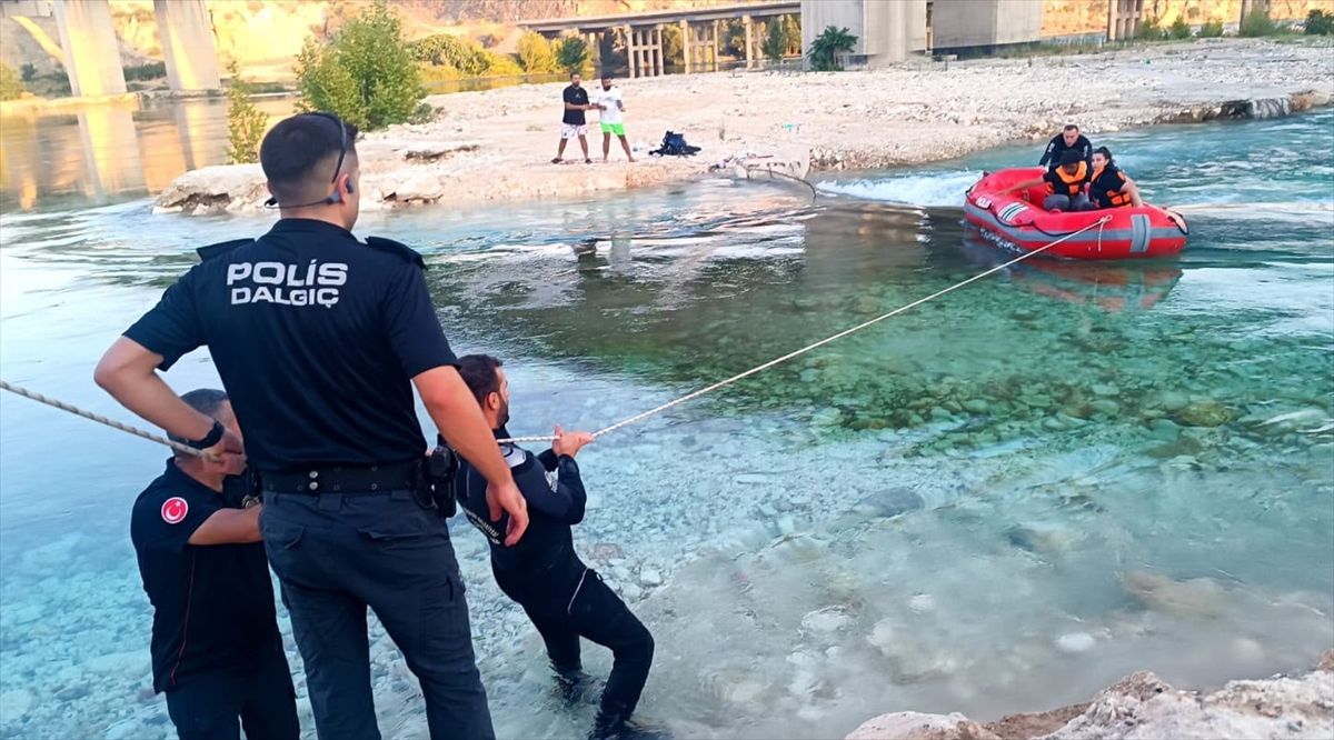 Fırat'ta mahsur kalan 6 kişi kurtarıldı