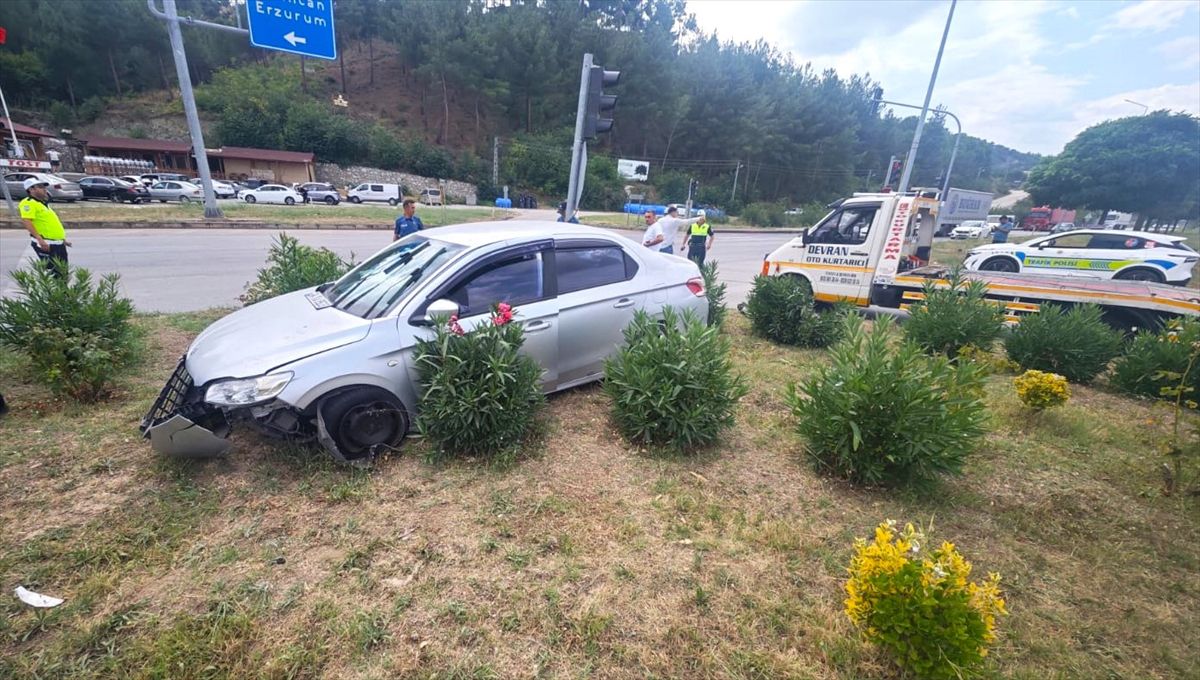 Taşova'da İki Otomobil Çarpıştı: 7 Yaralı