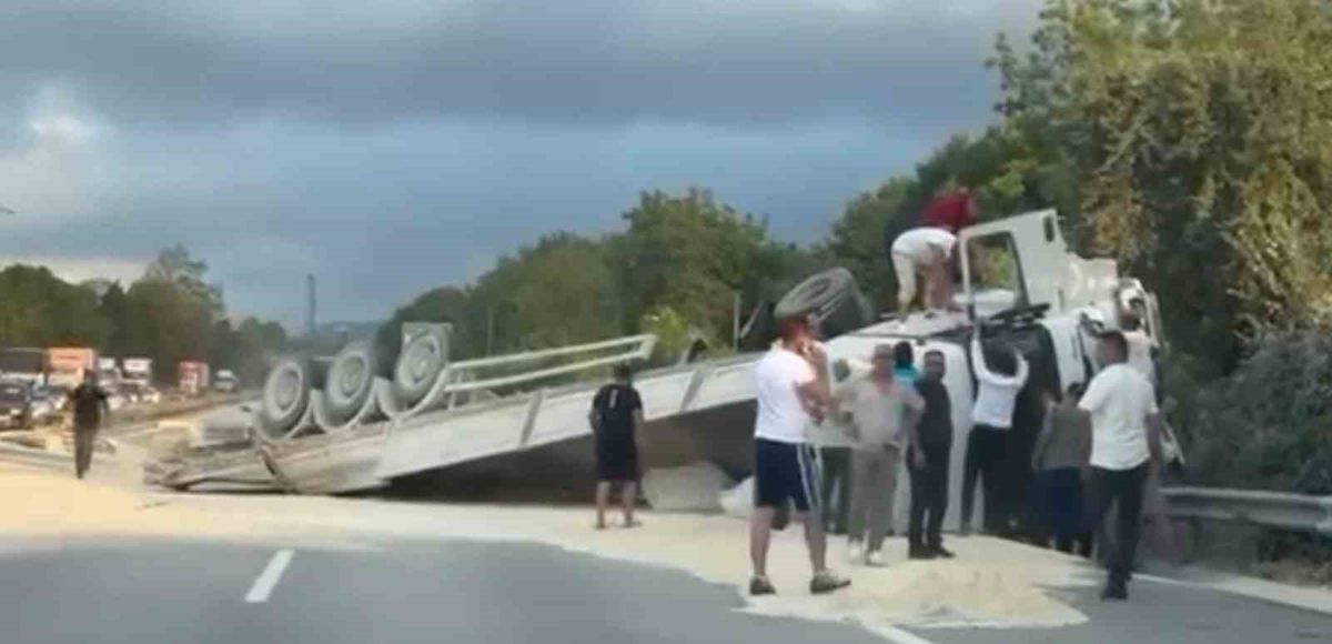 Kum Yüklü Tır Devrildi: Trafik Durdu